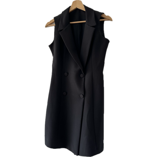 robe noire boutonnée